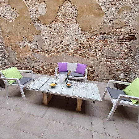 Venice Apartment With Private Courtyard-3