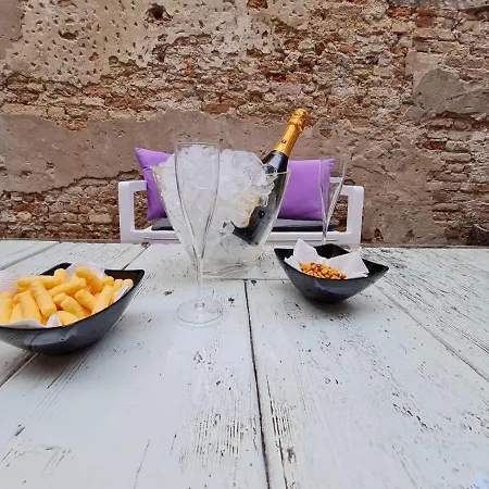Venice Apartment With Private Courtyard-2